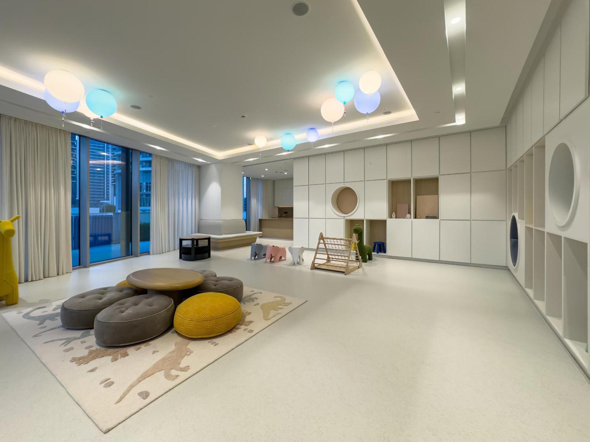 Spacious, Modern Chic 2 Bdr In Prime Downtown Location *