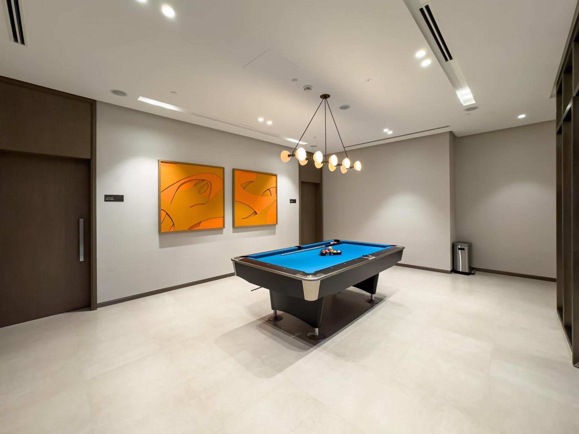 Spacious, Modern Chic 2 Bdr In Prime Downtown Location * Dubai
