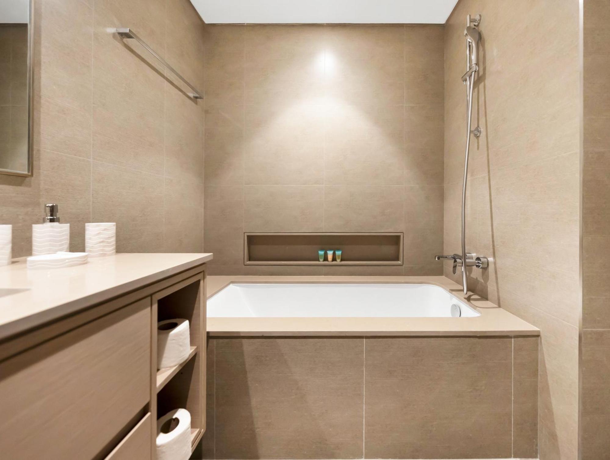 Spacious, Modern Chic 2 Bdr In Prime Downtown Location Dubai