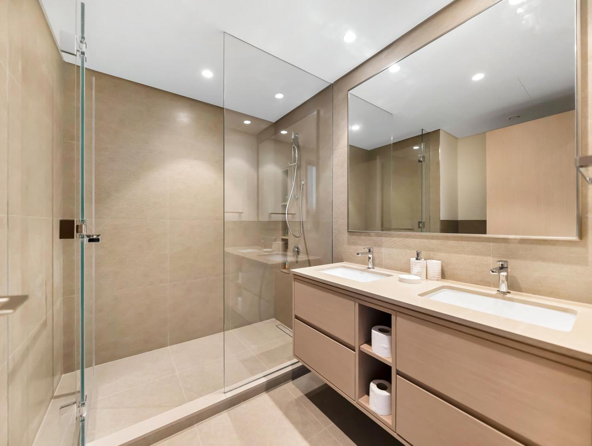 Spacious, Modern Chic 2 Bdr In Prime Downtown Location Apartment