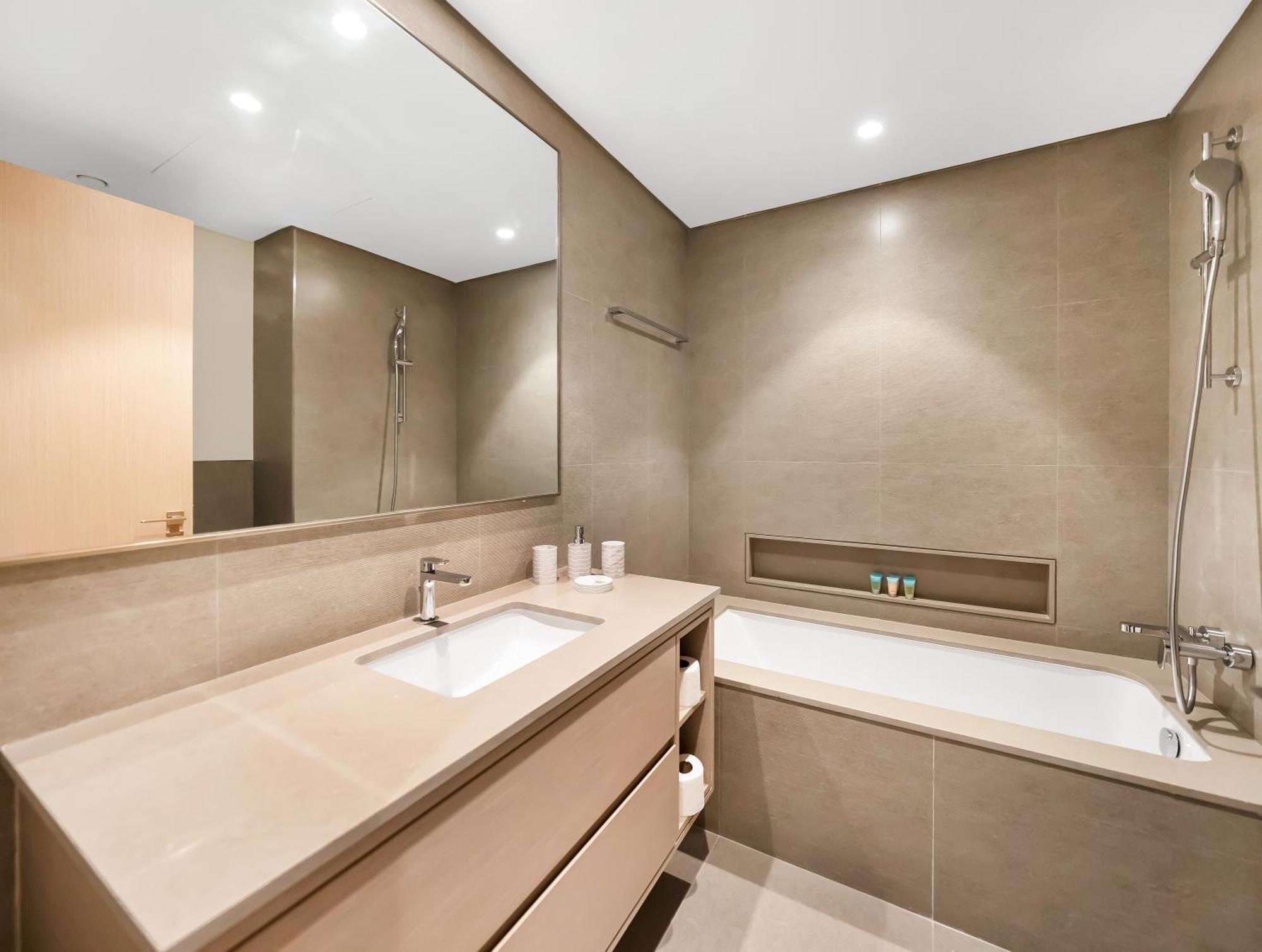 Spacious, Modern Chic 2 Bdr In Prime Downtown Location